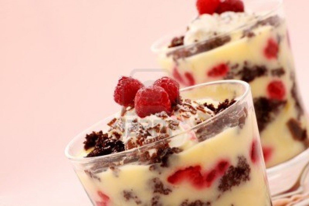 trifle-dessert-served-in-two-glasses-topped-with-raspberries