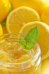 mermelada-de-limon-casera-en-un-tarro-de-cristal-y-frutas-frescas