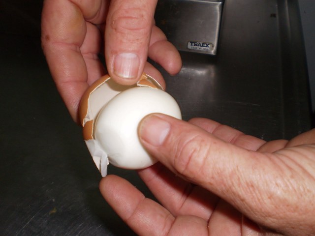 pelar huevo duro