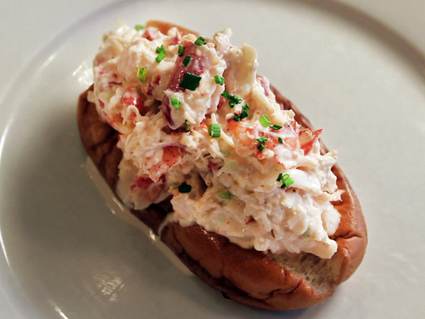 cceat106_eds-lobster-bar-lobster-roll_s4x3_lg